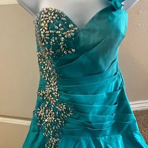 ONE SHOULDER DRAPED GOWN with sparkle. Elegant prom dress. Size 6   Brand new.